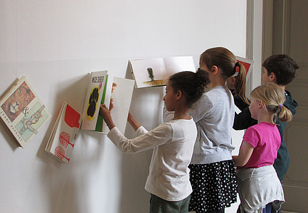Kinder bei der Ausstellung Silent Books